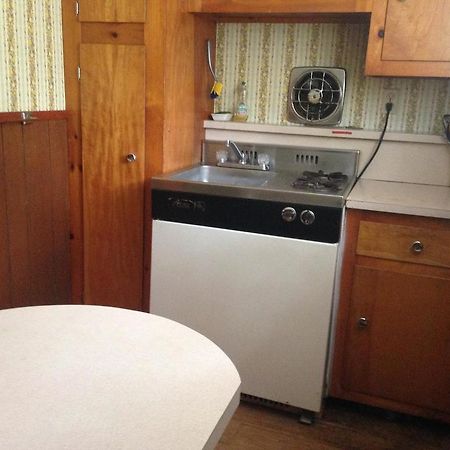 Amber Lantern Two-Bedroom Cottage Lake George Room photo